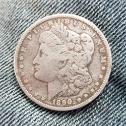 Pièce en argent d’un dollar Morgan de 1890, trouvée par William H.