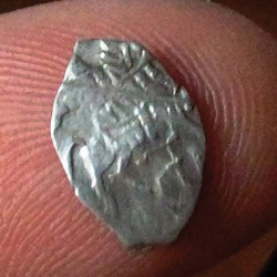 Pièce d’argent de Mikhail Fedorovich des années 1600 (surnommée « écaille de poisson » pour sa taille), trouvée par Aleksandr B.