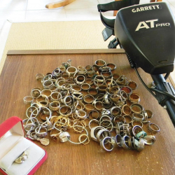 Bagues et grandes boucles d’oreilles trouvées par Bob F. au cours de ses 18 premiers mois de chasse dans l’eau avec son AT Pro