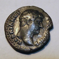 Pièce de denier en argent de l’empereur romain Hadrien, datant environ de 136 après J.-C., trouvée par Colin C.