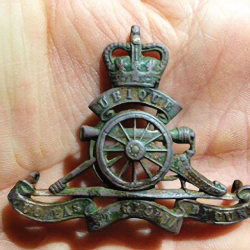 Insignia de artillería de la 103.ª batería de campo australiana, encontrada por Craig A.