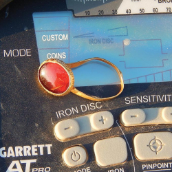 Anillo de oro medieval, descubierto por László F.
