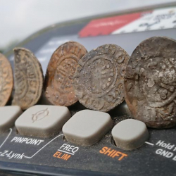 Varias monedas martilladas, encontradas por Chris L.