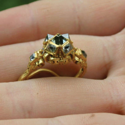 Bague en or et diamant trouvée par Dennis M. près d’un château datant du IVe siècle