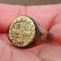 Anillo de plata y oro de San Benito con inscripciones en latín, encontrado por Guillermo M.