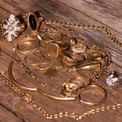 Bijoux en or de chasse dans l’eau trouvés par Jan O.