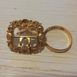 Anillo de oro y hebilla del siglo XVIII, encontrados por Joshua W.