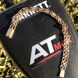 Bracelet en or 10 carats avec cœurs en or rose et blanc, trouvé par Juan P.
