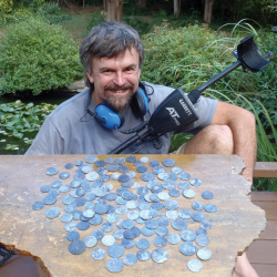 Cache de plus de 200 pièces d’argent, datant de 1780 à 1837, trouvé dans une rivière par Beau O., connue sous le nom de Aquachigger sur YouTube.