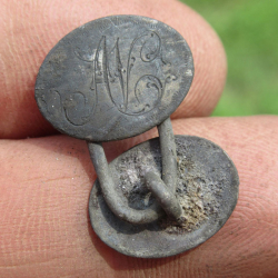 Bouton de manchette en argent avec monogramme « AV » gravé, découvert par Roger S.