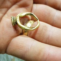 Anillo de oro de la Edad de Bronce de 3500 años de antigüedad, encontrado por Filipe S.