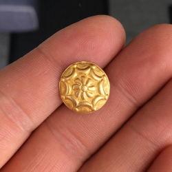 Botón georgiano de oro sólido, encontrado por Paul B.