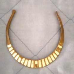 Torques con inserciones de madreperla o concha de ostra, encontrado por Clark S.
