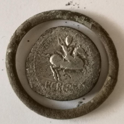 Moneda celta de plata y anillo de bronce, encontrados por Samo T.