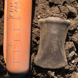 Cabeza de hacha de la Edad de Bronce, de 500 a 1000 a. C., encontrada por Tom K.