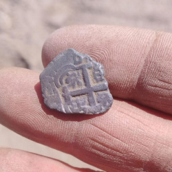 Macuquina de plata española de 1742, encontrada por Alejandro L.