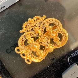 Antique gold brooch, found by Rutger-Jan