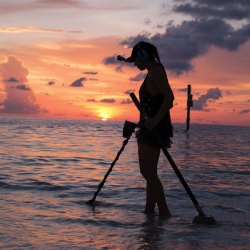 Détecteur She sur YouTube chassant sur un littoral de la Floride lors du coucher du soleil, et portant son AT Max
