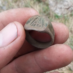 Anillo grabado antiguo de cobre, encontrado por Heriberto R.