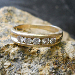 Bague en or 14 carats avec cinq diamants, trouvée par Walter H.