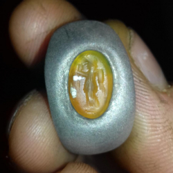 Anillo de plata romano con gema tallada, descubierto por Mario P.